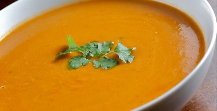 sopa de lentejas egipcia